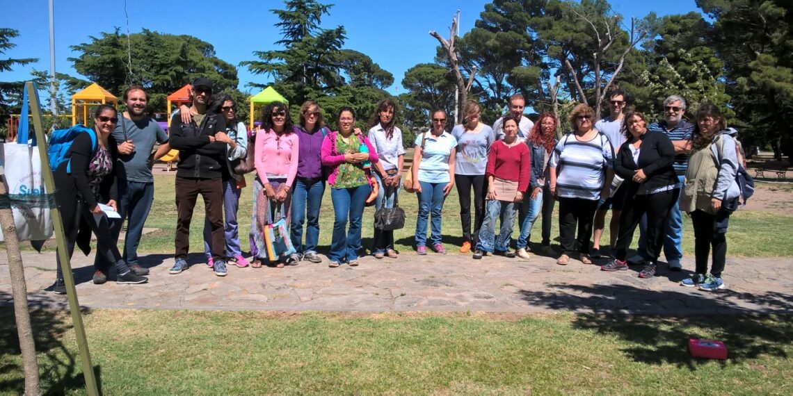 Se realizó una Asamblea de docentes en la Plaza Ernesto Tornquist