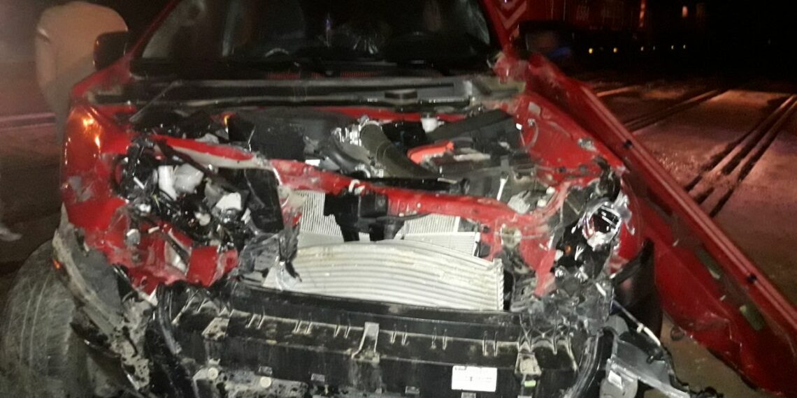 Una camioneta fue embestida por el tren de pasajeros y su ocupante salio ileso (fotos y video)