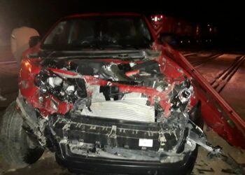Una camioneta fue embestida por el tren de pasajeros y su ocupante salio ileso (fotos y video)