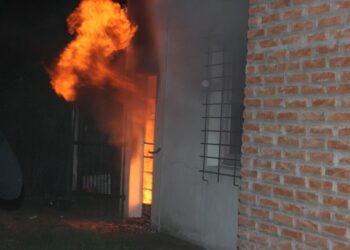 Incendio en el SUM del Barrio Sur: “No vamos a bajar los brazos en este momento” (notas, fotos y videos del voraz incendio)
