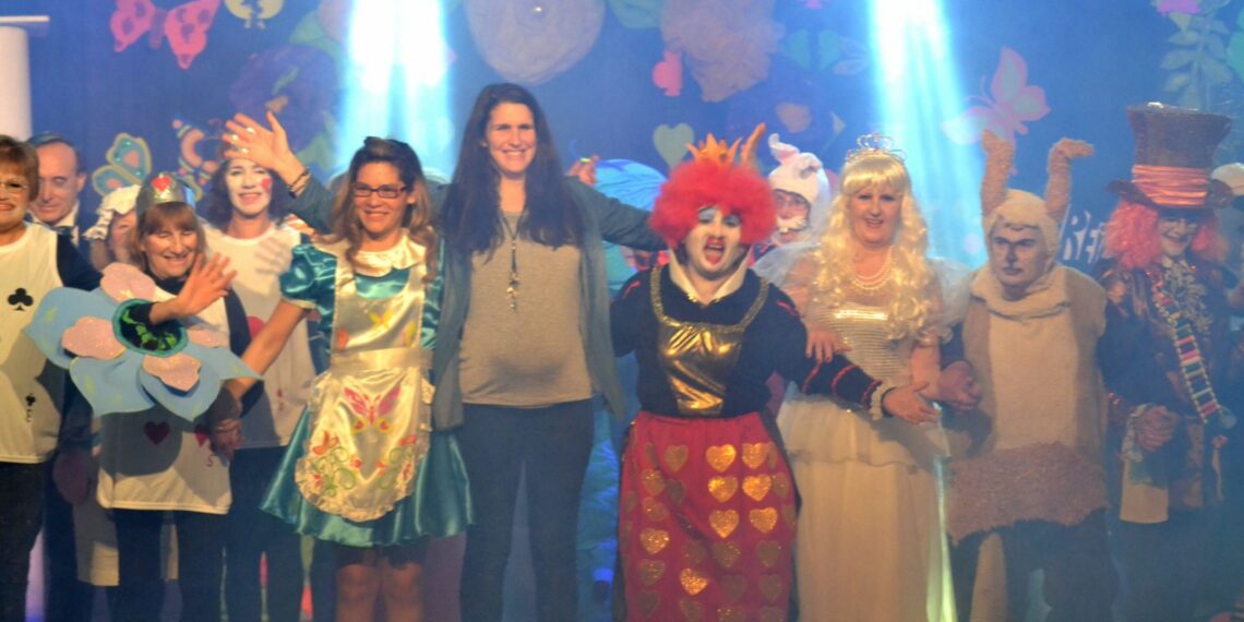 Las vacaciones arrancaron con la formidable presentación de “Alicia en el país de las maravillas” (fotos y video)