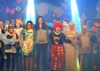 Las vacaciones arrancaron con la formidable presentación de “Alicia en el país de las maravillas” (fotos y video)