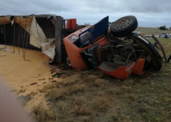 Salió despedido y salvó su vida en un vuelco de un camión en la Ruta 33