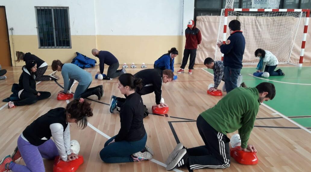 Bomberos de Tornquist y la Dra. Virginia Loffredo realizaron una charla y prácticas de RCP para profesores de Educación Física