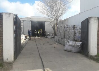 Los bomberos concurrieron a un incendio en la fábrica de chapas Eco Tech (VIDEO y fotos)