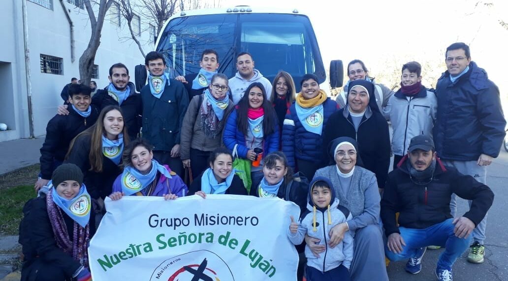 Partió un nutrido grupo de misioneros a Santiago del Estero