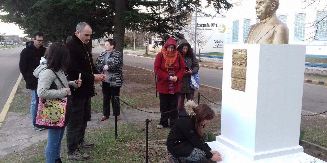 DOCENTES DE TORNQUIST HOMENAJEARON A LOS FALLECIDOS DE LA ESCUELA Nº 49 DE MORENO (FOTOS)