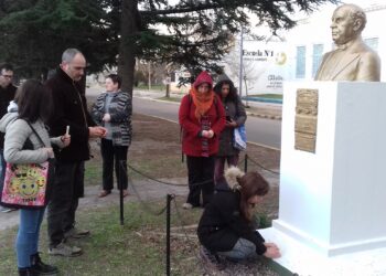 DOCENTES DE TORNQUIST HOMENAJEARON A LOS FALLECIDOS DE LA ESCUELA Nº 49 DE MORENO (FOTOS)