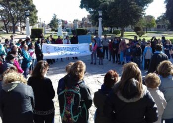 MAS DE 100 PERSONAS SE REUNIERON PARA MANIFESTARSE A FAVOR DE “LAS DOS VIDAS” (VIDEOS ENTREVISTAS)