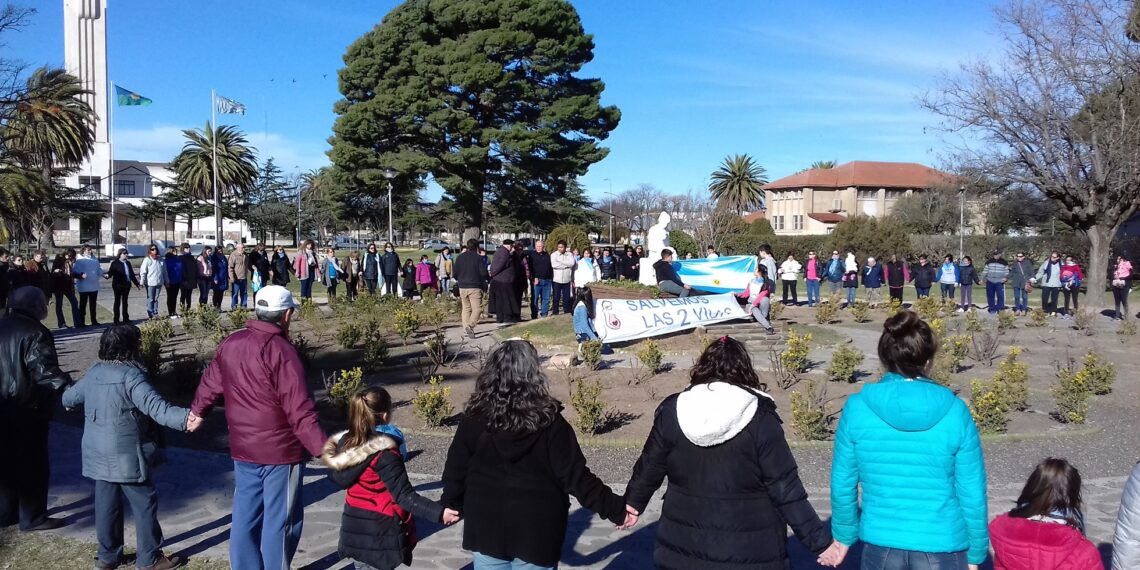 ABORTO EN LA ARGENTINA: VECINOS DE TORNQUIST SE REUNIERON EN DEFENSA DE “LAS DOS VIDAS” (FOTOS)