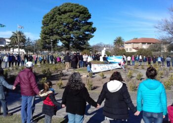 ABORTO EN LA ARGENTINA: VECINOS DE TORNQUIST SE REUNIERON EN DEFENSA DE “LAS DOS VIDAS” (FOTOS)