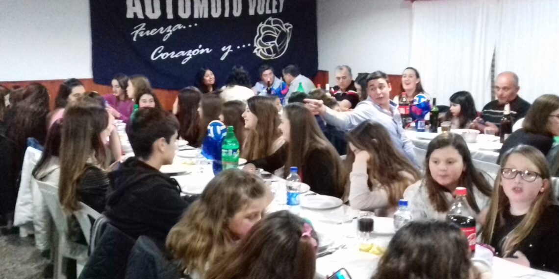 AUTOMOTO HOMENAJEÓ AL EQUIPO DE VOLEY QUE OBTUVO EL TORNEO DE LA ASOCIACIÓN BAHIENSE (FOTOS)