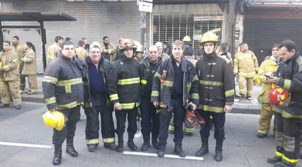 BOMBEROS DE TORNQUIST PARTICIPARON DEL ABRAZO AL CONGRESO DE LA NACIÓN PARA RECLAMAR POR LA RESTITUCIÓN DEL SUBSIDIO DEL 40% (VIDEOS Y FOTOS)