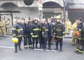 BOMBEROS DE TORNQUIST PARTICIPARON DEL ABRAZO AL CONGRESO DE LA NACIÓN PARA RECLAMAR POR LA RESTITUCIÓN DEL SUBSIDIO DEL 40% (VIDEOS Y FOTOS)