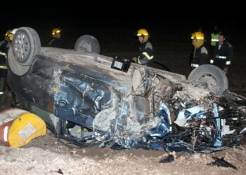 Ruta 33: Un auto se rozó con un camión y terminó volcando (fotos y próximamente videos)