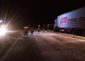 Carbonato de sodio a granel quedó derramado en la ruta tras el roce de dos camiones