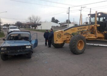 Chocaron una motoniveladora y un auto (Video y fotos)
