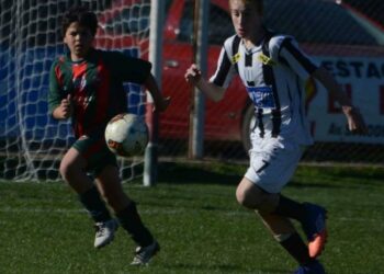 Liga Regional de Fútbol / Divisiones inferiores: Blanco y Negro sacó ventaja en el clásico