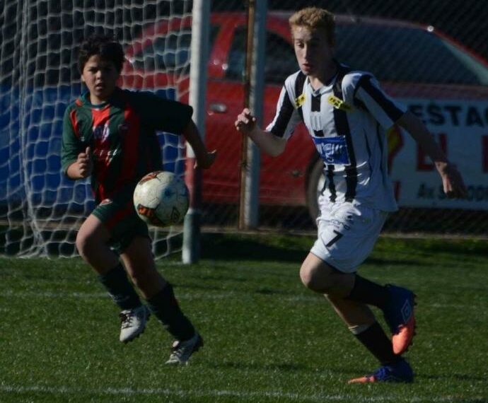 Liga Regional de Fútbol / Divisiones inferiores: Blanco y Negro sacó ventaja en el clásico