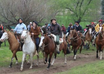 101 Jinetes en la 4º Cabalgata de la Escuela Agropecuaria (fotos, videos y videoentrevistas)