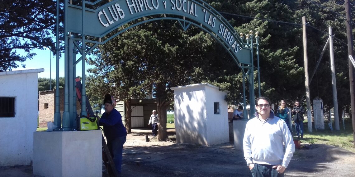 COLOCARON EL NUEVO PORTAL DEL CLUB HÍPICO Y SOCIAL “LAS SIERRAS” (FOTOS)