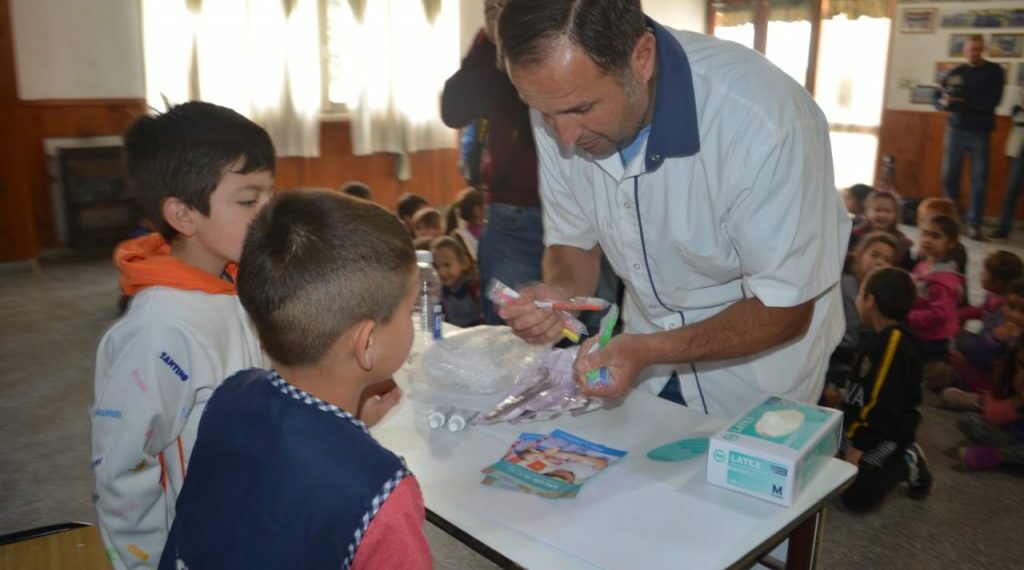 Se está realizando una campaña bucodental en los jardines del distrito