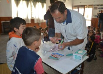 Se está realizando una campaña bucodental en los jardines del distrito