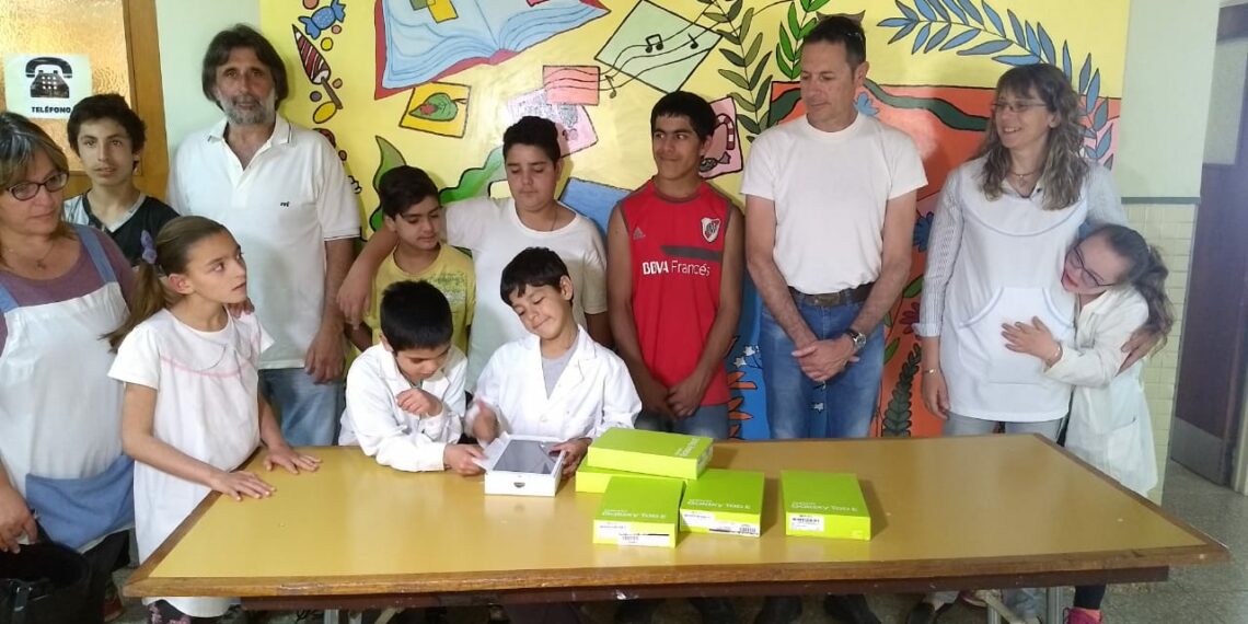 LA CELT ENTREGÓ CINCO TRABLETS A LA EEE Nº 501 DE TORNQUIST (VIDEOS ENTREVISTAS)