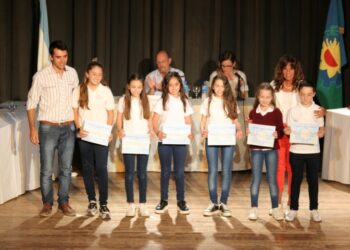Entregaron reconocimientos a abanderados y escoltas de establecimientos educativos (VIDEO DEL ACTO)