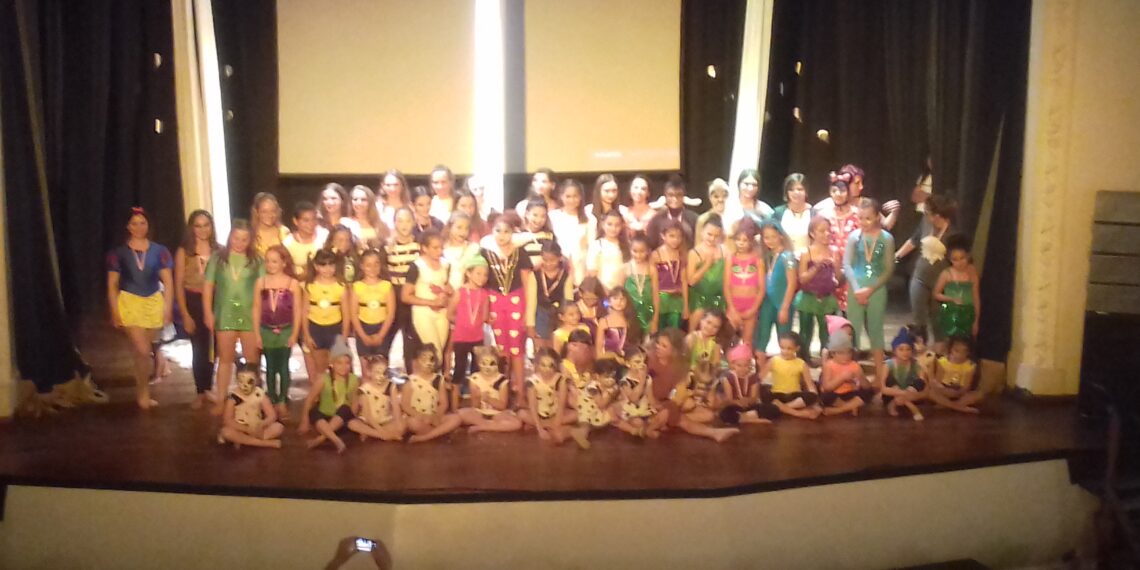 ABRE TUS ALAS REALIZÓ SU ESPECTÁCULO DE TELAS EN EL TEATRO FUNKE (VIDEOS)