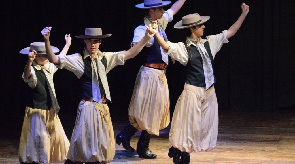 LA ESCUELA FOLKLÓRICA MUNICIPAL CERRÓ EL AÑO EN EL TEATRO FUNKE (VIDEOS)