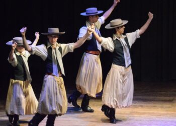LA ESCUELA FOLKLÓRICA MUNICIPAL CERRÓ EL AÑO EN EL TEATRO FUNKE (VIDEOS)