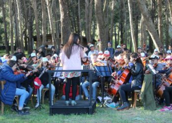 Se dejó inaugurada la Temporada Estival en la Comarca:  El calor lo aportaron las Orquestas Escuela con un estupendo espectáculo (fotos y video)