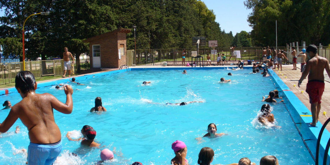Escuela Municipal de Natación 2019 y apertura de espejos de agua en el distrito