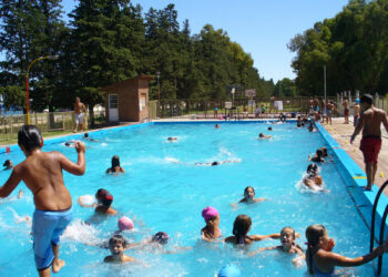 Escuela Municipal de Natación 2019 y apertura de espejos de agua en el distrito