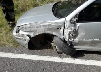 UNA AMBULANCIA Y UN AUTO PROTAGONIZARON UN CHOQUE EN LA RP 76 A LA ALTURA DEL ABRA DE LA VENTANA (FOTOS)