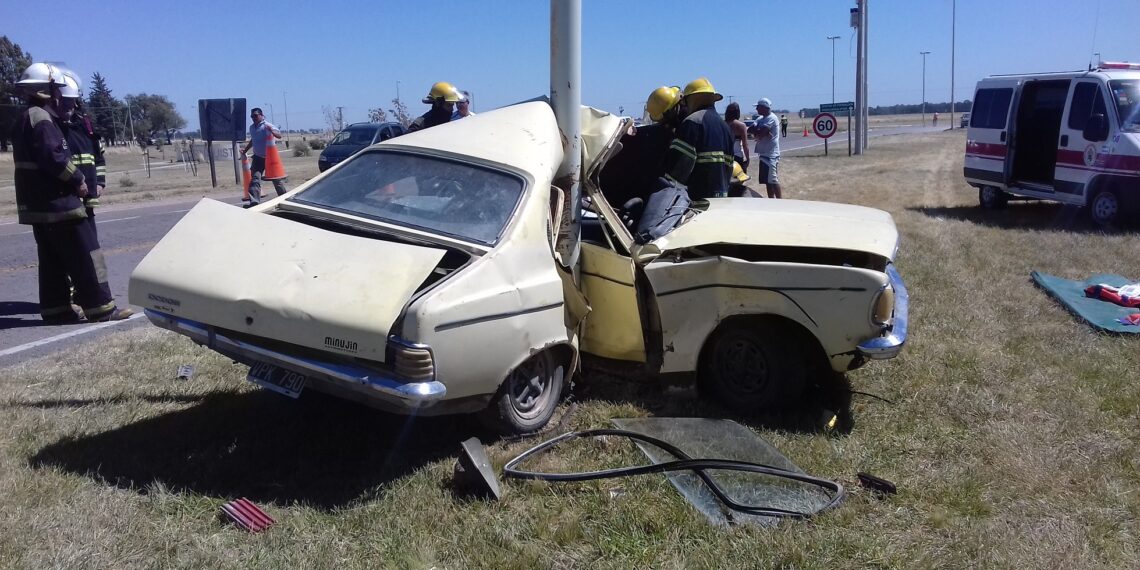 TRES HERIDOS FUE EL SALDO TRAS EL CHOQUE DE UN AUTO CONTRA UNA COLUMNA DE ALUMBRADO EN LA RP 76 (INFORME AMPLIADO)