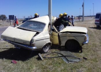TRES HERIDOS FUE EL SALDO TRAS EL CHOQUE DE UN AUTO CONTRA UNA COLUMNA DE ALUMBRADO EN LA RP 76 (INFORME AMPLIADO)