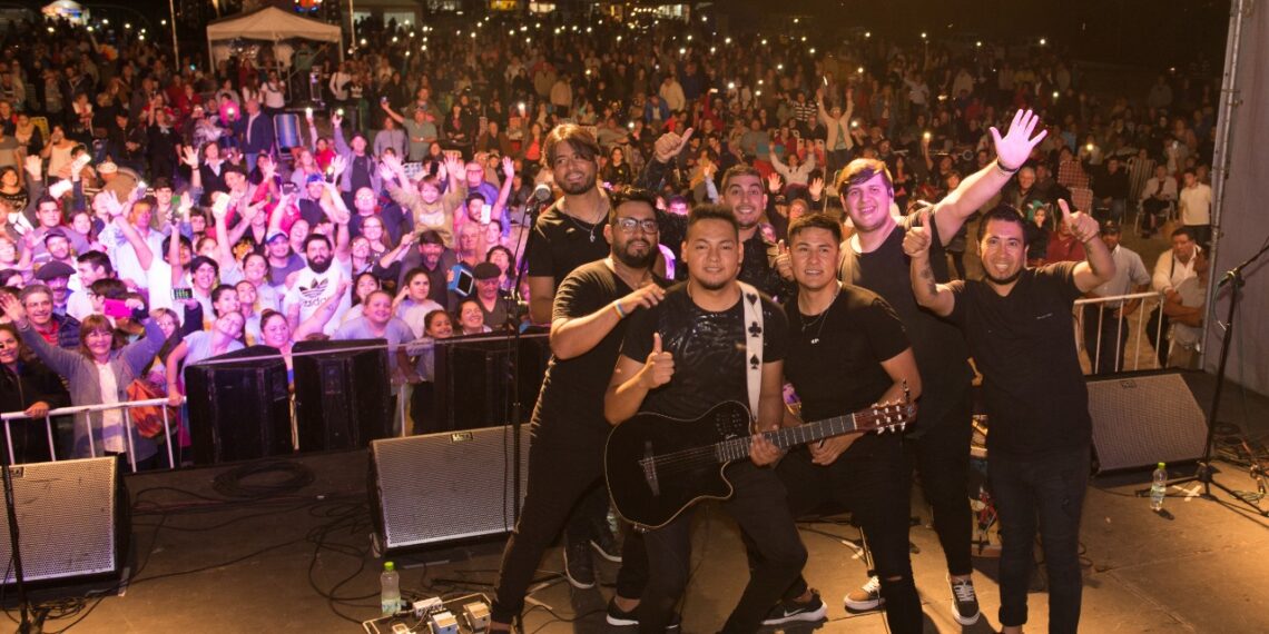 FIESTA PROVINCIAL DE LA VENDIMIA: EL GRUPO KAYMANTA HIZO BAILAR Y CANTAR AL PÚBLICO (VIDEOS)