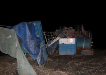 Dos heridos al volcar un camión cerealero en la Ruta 33 (Video y fotos)