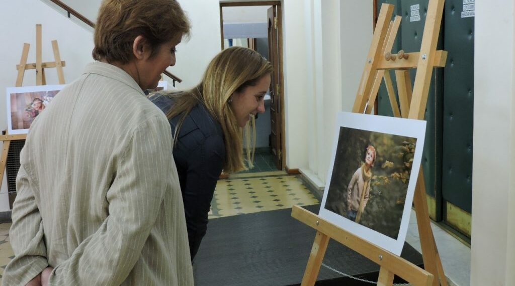 Inauguraron la muestra de fotos de Ale Baier (Videos entrevistas)