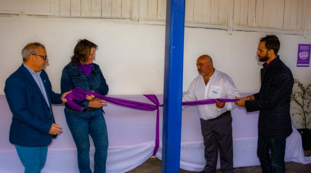 Se descubrió un banco rojo en memoria de Mónica Esteban, víctima de femicidio (fotos y próximamente videos)