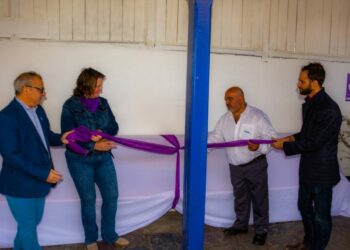 Se descubrió un banco rojo en memoria de Mónica Esteban, víctima de femicidio (fotos y próximamente videos)