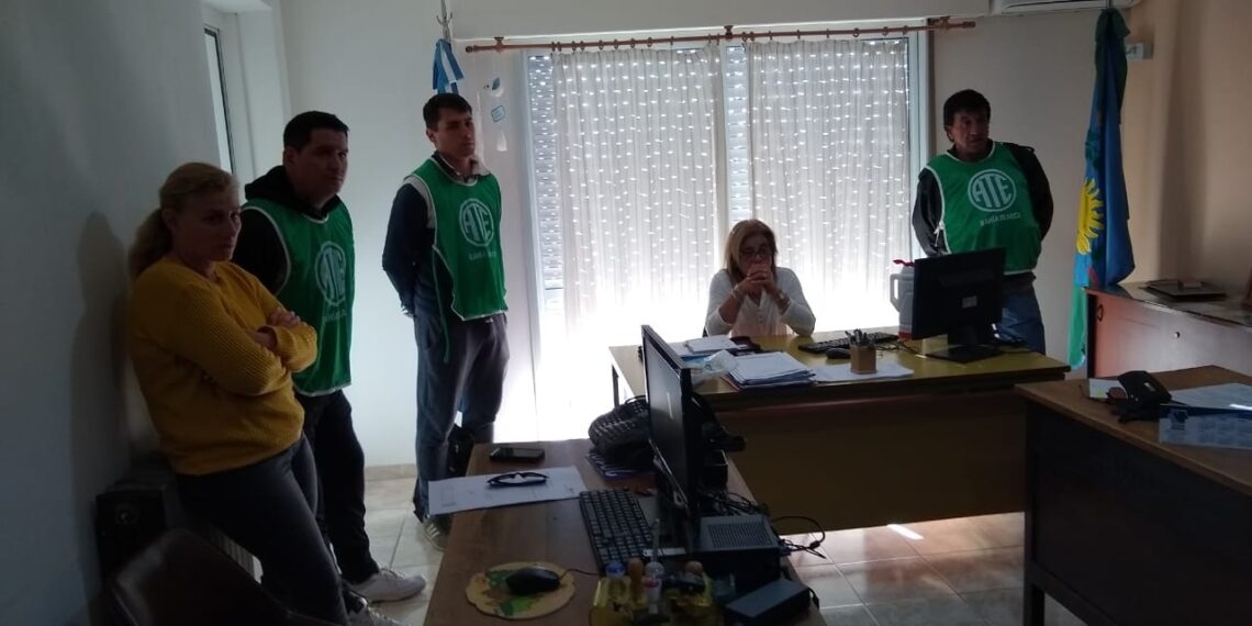 Miembros de ATE se movilizaron al Consejo Escolar esta mañana (VIDEOS ENTREVISTAS)