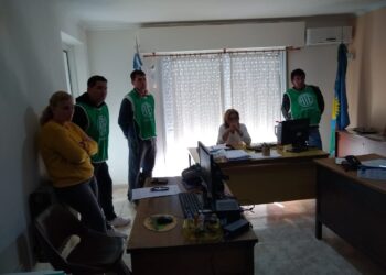 Miembros de ATE se movilizaron al Consejo Escolar esta mañana (VIDEOS ENTREVISTAS)