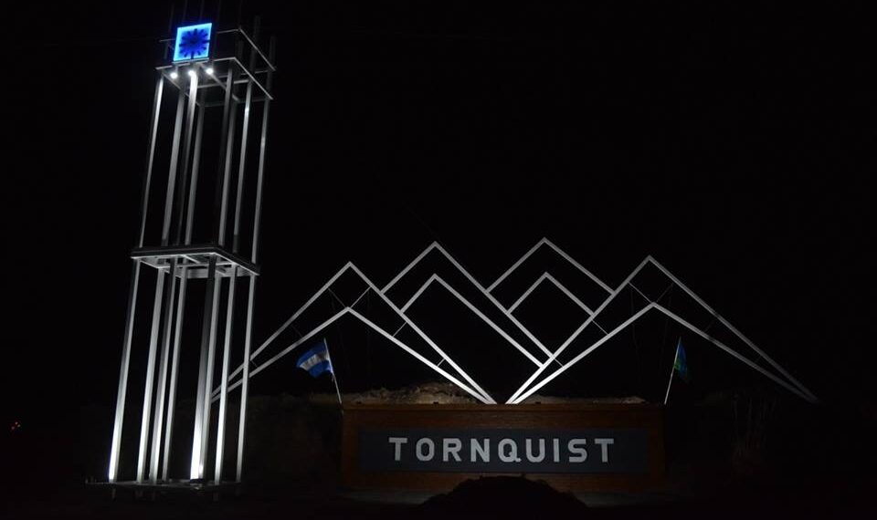 TORNQUIST CUENTA CON UN NUEVO CARTEL QUE IDENTIFICA EL INGRESO A LA CIUDAD (VIDEOS ENTREVISTAS)