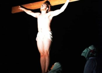 Se desarrollo con éxito una nueva edición del Vía Crucis Viviente (Fotos)