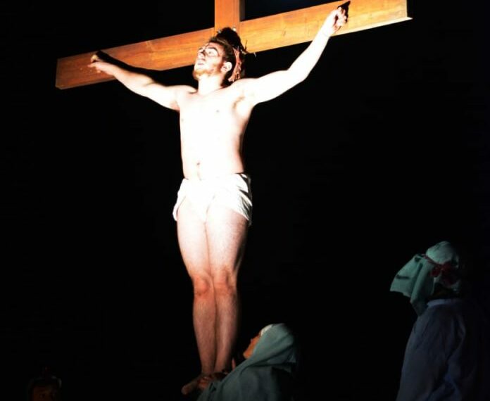 Se desarrollo con éxito una nueva edición del Vía Crucis Viviente (Fotos)