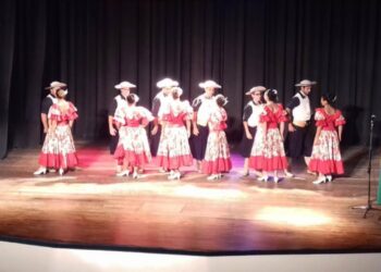 LA ESCUELA FOLKLÓRICA FESTEJARÁ SUS 32 AÑOS EN EL TEATRO FUNKE (VIDEO)