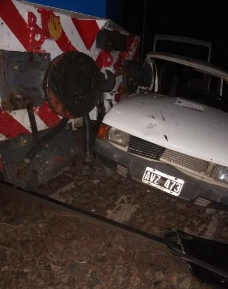 El tren que iba a Bahía Blanca arrolló a un auto en Suárez